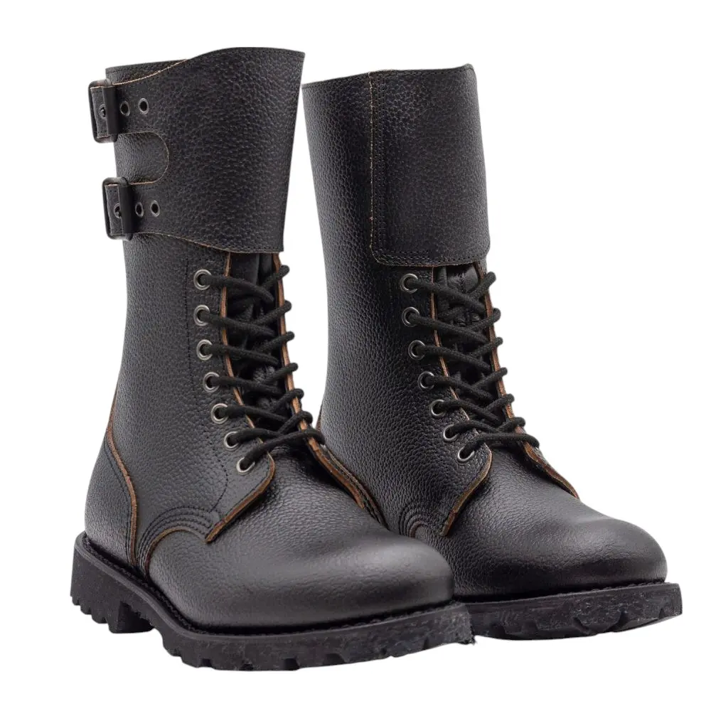 Bottes noires en cuir perforé, talon épais, lacets noirs et guêtre haute avec passants et boucles sur les côtés. Bottes noires en cuir perforé, talon épais, lacets noirs et guêtre haute avec passants et boucles sur les côtés.