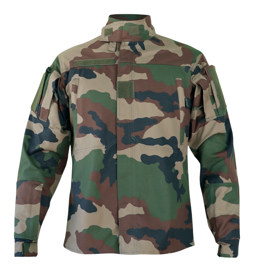Veste camouflage militaire à motifs centre europe, manches longues, poches et col mandarin, style outdoor. Veste camouflage militaire à motifs centre europe, manches longues, poches et col mandarin, style outdoor.